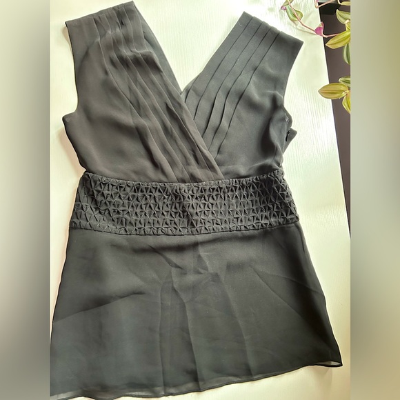 Banana Republic Tops - EUC Banana Republic Women’s dressy sleeveless top V-neck Sz 2